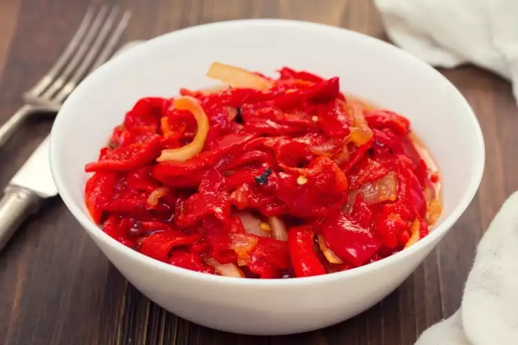 سلطة الفلفل الأحمر المشوي 1 سلطة الفلفل الأحمر المشوي