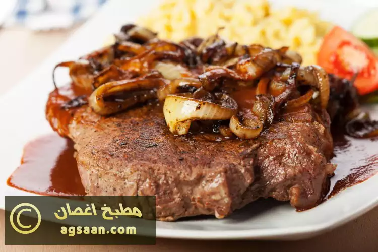 ستيك اللحمة بصلصة البصل 1 ستيك اللحمة بصلصة البصل